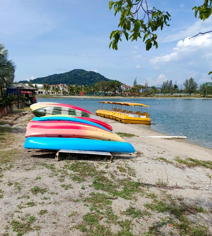 Glossy Marina Homestays Lumut Exterior photo
