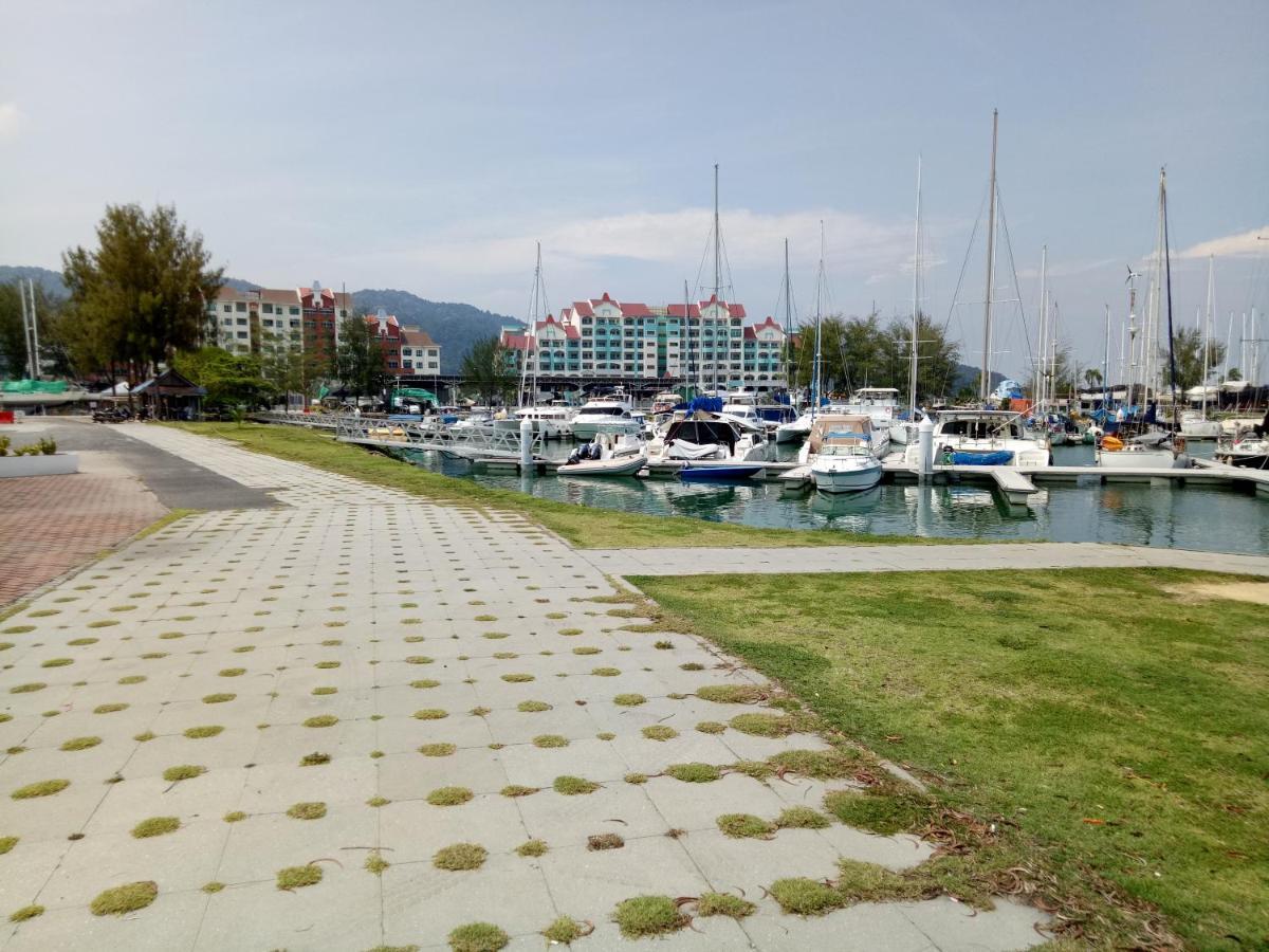 Glossy Marina Homestays Lumut Exterior photo