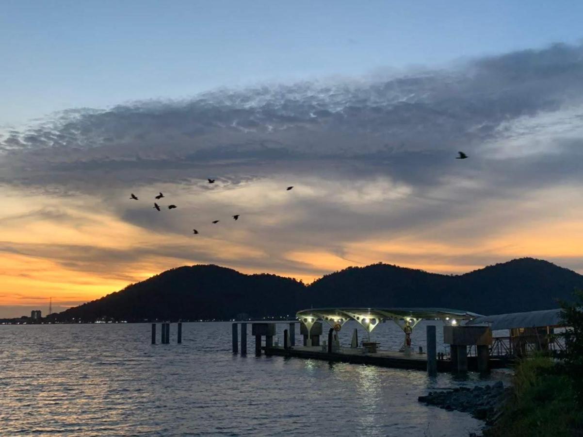 Glossy Marina Homestays Lumut Exterior photo