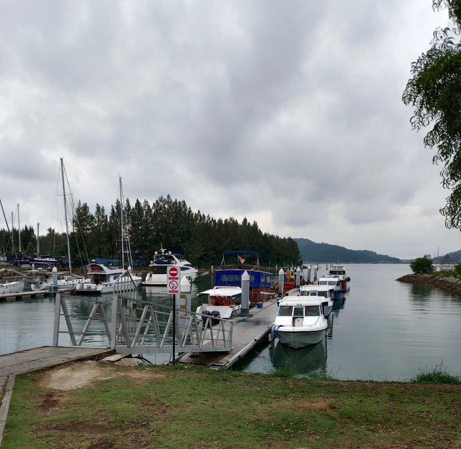 Glossy Marina Homestays Lumut Exterior photo
